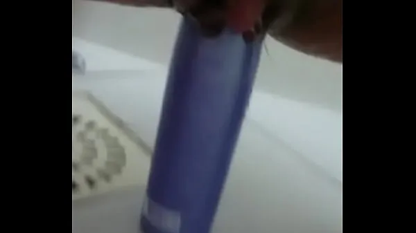 大Stuffing the shampoo into the pussy and the growing clitoris新鲜的视频