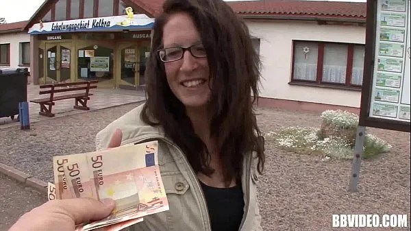 Veliki Busty german hooker gets fucked for money sveži videoposnetki