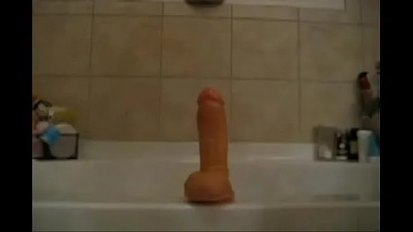 Veľké Dildoing her Cunt in the Bathroom čerstvé videá