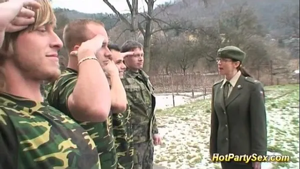 Veliki military lady gets soldiers cum sveži videoposnetki