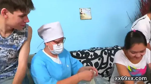 Hombre ayuda con himen físico y perforación de virgen cutie
