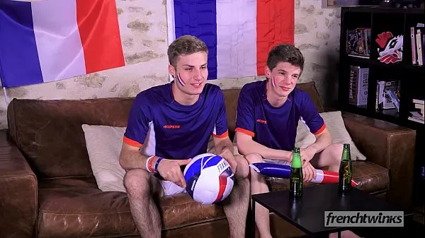 크고 신선한 비디오Two twinks support the French Soccer team in their own way