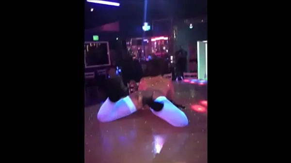 Μεγάλα exotic dancer on table φρέσκα βίντεο