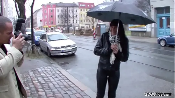 Čerstvá videa Teeny is approached on the street and fucked for money velké