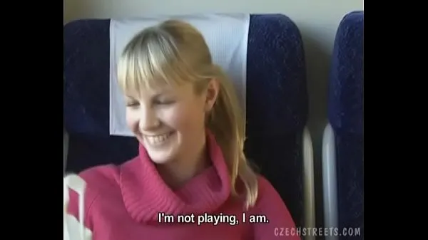 チェコの通り電車の中でブロンドの女の子