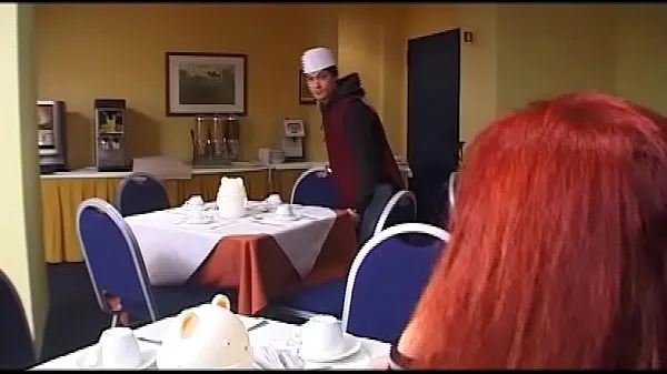 Stora Old woman fucks the young waiter and his friend färska videor