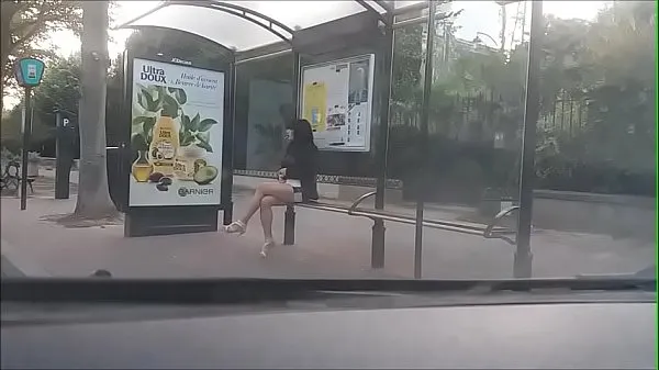 Μεγάλα bitch at a bus stop φρέσκα βίντεο