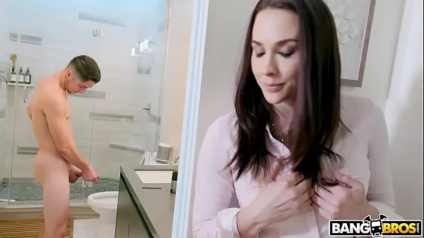 Veliki BANGBROS - Stepmom Chanel Preston Catches Jerking Off In Bathroom sveži videoposnetki