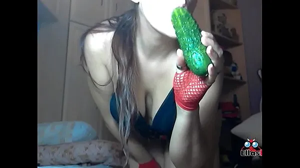 大Girl Plays With Cucumber, Gets Cucumber In Pussy新鲜的视频