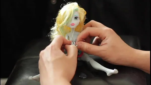 BEAUTIFUL Lagoona doll (Monster High) gets DRENCHED in CUM 19 TIMES Video baharu besar