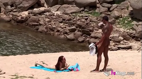 The massive cocked black dude picking up on the nudist beach. So easy, when you're armed with such a blunderbuss الكبير مقاطع فيديو جديدة