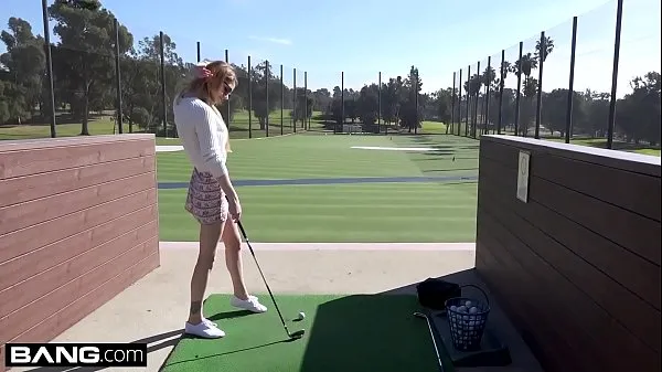 크고 신선한 비디오Nadya Nabakova puts her pussy on display at the golf course