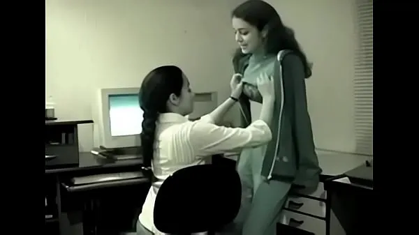 Two young Indian Lesbians have fun in the office الكبير مقاطع فيديو جديدة