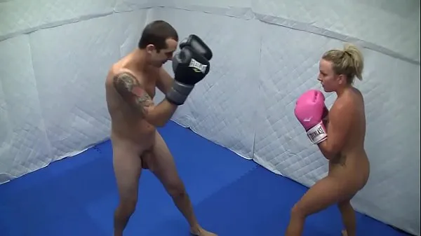 Grote Dre Hazel defeats guy in competitive nude boxing match nieuwe video's