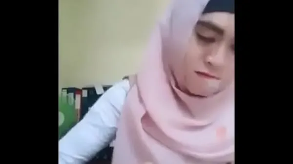 Индонезийская девушка с капюшоном показывает сиськи