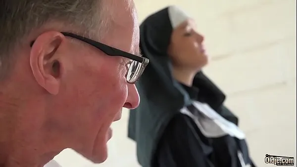 Sexy young nun has sex for the first time with a grandpa in the confessional الكبير مقاطع فيديو جديدة