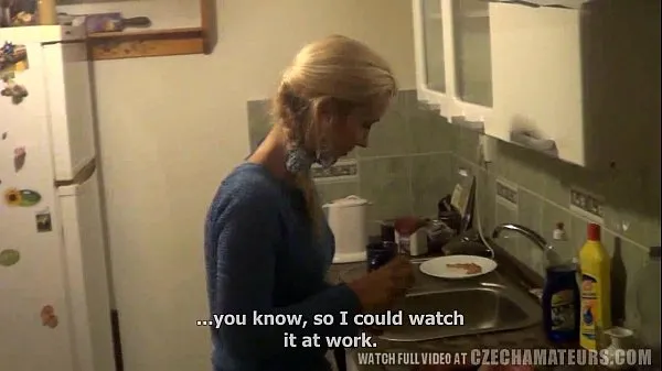 Эта возбужденная домохозяйка занимается трах-машиной в бондаже домохозяйки в любительском видео