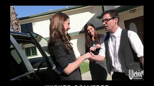 Nagy Pair of sisters bribe their car salesman into a threesome friss videók