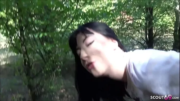 Большие Немецкая тинка - беженка с огромным членом трахает юную немку в лесу свежие видео