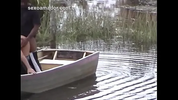 Duże Hidden man records video of unfaithful wife moaning and having sex with gardener by canoe on the lakeświeże filmy