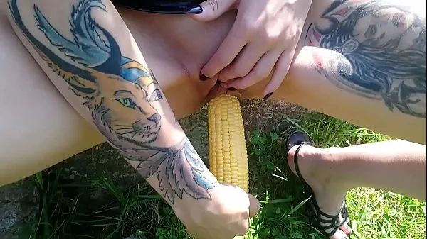 Stora Lucy Ravenblood fucking pussy with corn in public färska videor