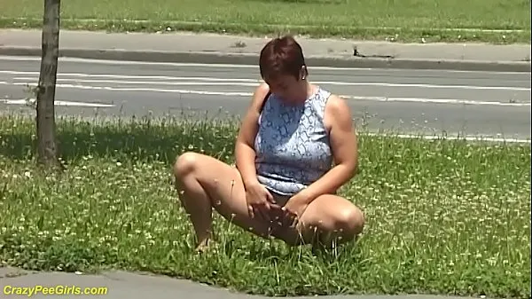 Stora redhead bbw milf peeing in public färska videor