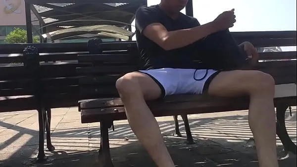 Videos grandes Chacal me ofrece su bulto en shorts frescos