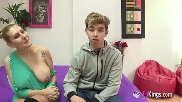 Grandi nuria e le sue enorme boobies scopano un novellino di 18 anni che ha letà di suo figlio nuovi video