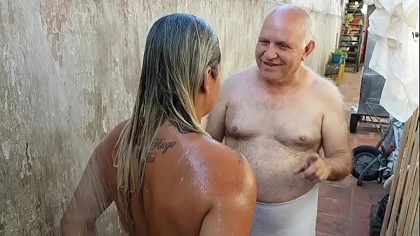 Grandpa bathing the young girl he met on the beach !!! Paty Butt - Old Grandpa - El Toro De Oro الكبير مقاطع فيديو جديدة