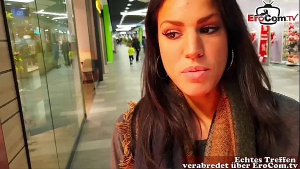 Немецкая хорошенькая брюнетка-модель флиртует в супермаркете и ее отбуксируют домой от первого лица
