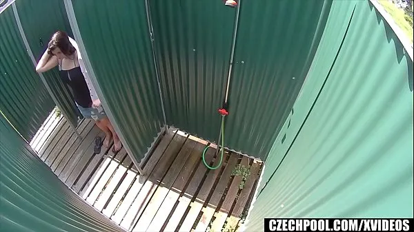 Stora Public Spycam Caught Girl in Shower färska videor