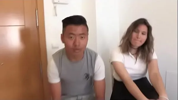 大Alexia and her big dicked friend teach about sex to inexperienced teens新鲜的视频