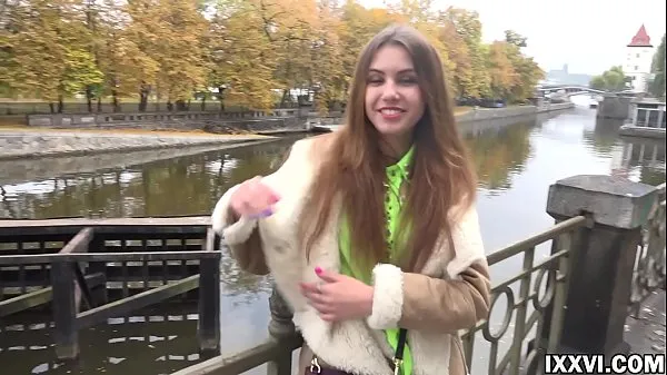 Große Abholung eines jungen ukrainischen Mädchens und ihres hochwertigen Blowjobs. Elle Rose mit Vira Gold frischen Videos
