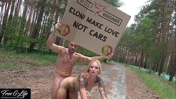 Store Nude protest in front of Tesla Gigafactory Berlin Pornshooting against Elon Musk ferske videoer