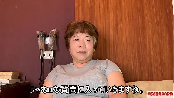 Старая мама любит мастурбировать с игрушкой и показать свои большие сиськи. Толстая японка берет интервью и говорит о своей сексуальной жизни. coco1. Osakaporn