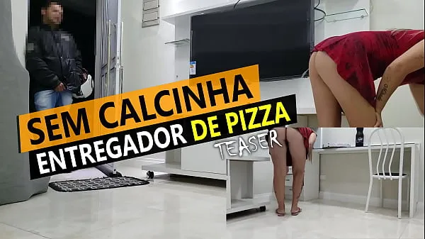 Veliki Cristina Almeida receiving pizza delivery in mini skirt and without panties in quarantine sveži videoposnetki
