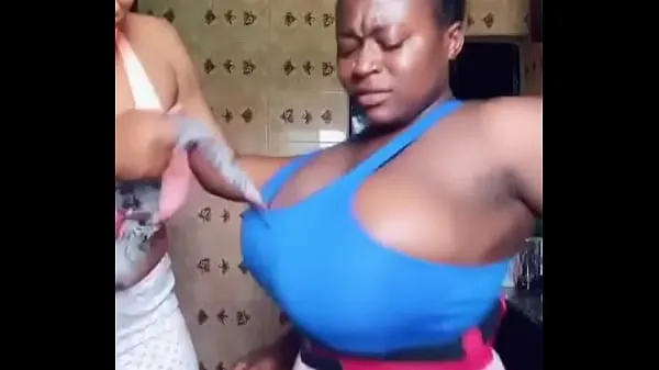 大Ghana girl using her bigger boobs to spark a generator新鲜的视频