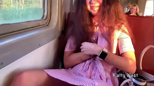 Videos grandes La chica de 18 años mostró sus bragas en el tren y le pajeó una polla a un extraño en público frescos