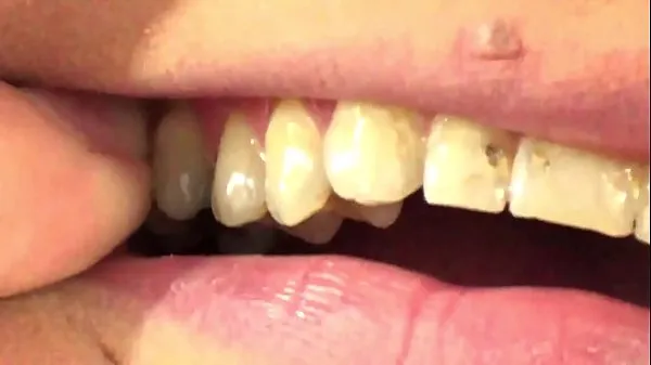 Video besar Mouth Vore Close Up Of Fifi Foxx Eating Gummy Bears segar