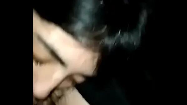 Video besar Brunette eats a cock segar