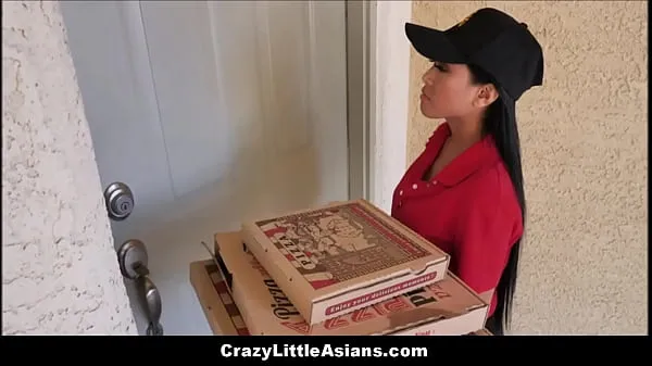 Горячий у. Азиатский молодой водитель пиццы застрял в оконном тройничке с возбужденными белыми парнями