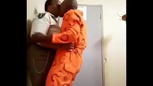 Big Leak Video of Fat Ass Correctional Officer sendo por prisioneiro com a BBC. Vadia é gostosa pra caralho e vadia com tesão. Não é uma câmera escondida, é uma merda real vídeos frescos