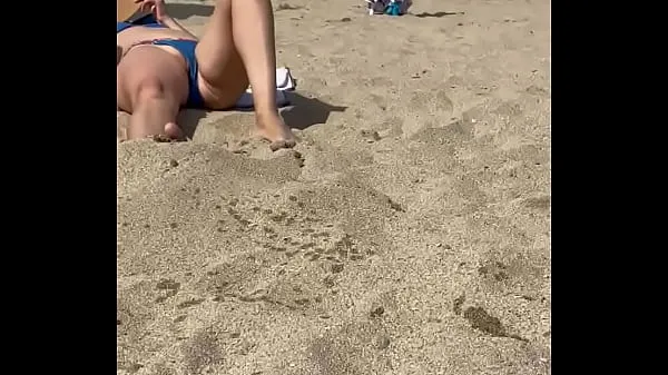 Video lớn Public flashing pussy on the beach for strangers mới