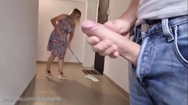 Big RISKY !!! I FLASH MY COCK IN FRONT OF THE CLEANER GIRL AND SHE WAS NOT AFRAID fresh Videos