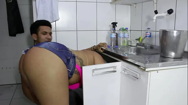 Čerstvá videa The cocky plumber stuck the pipe in the ass of the naughty rabetão. Victoria Dias and Mr Rola velké