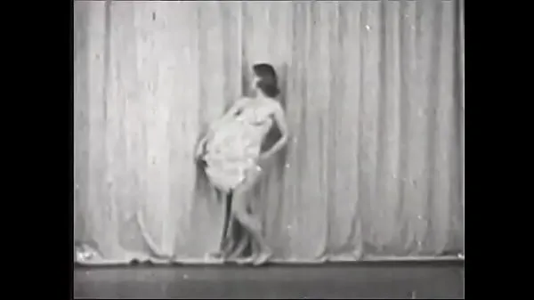 ใหญ่Beautiful dark haired chick loves to dance naked on stageวิดีโอสด