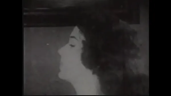 Čerstvá videa Vintage girl with natural tits strips on cam in 50s erotic movie velké