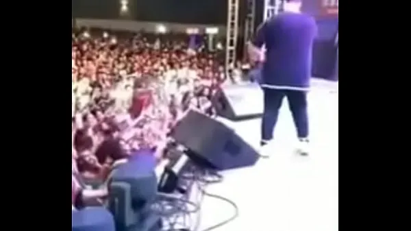 Video besar Girlfriend getting fucked on stage segar