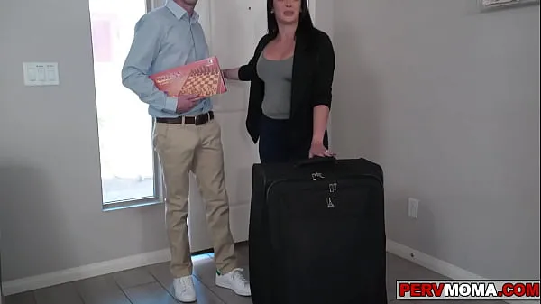 Grandi Stepson getting a boner and his stepmom helps him out nuovi video