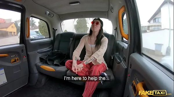 Stora Fake Taxi Hippy chick gets a big dick deep inside her pussy färska videor
